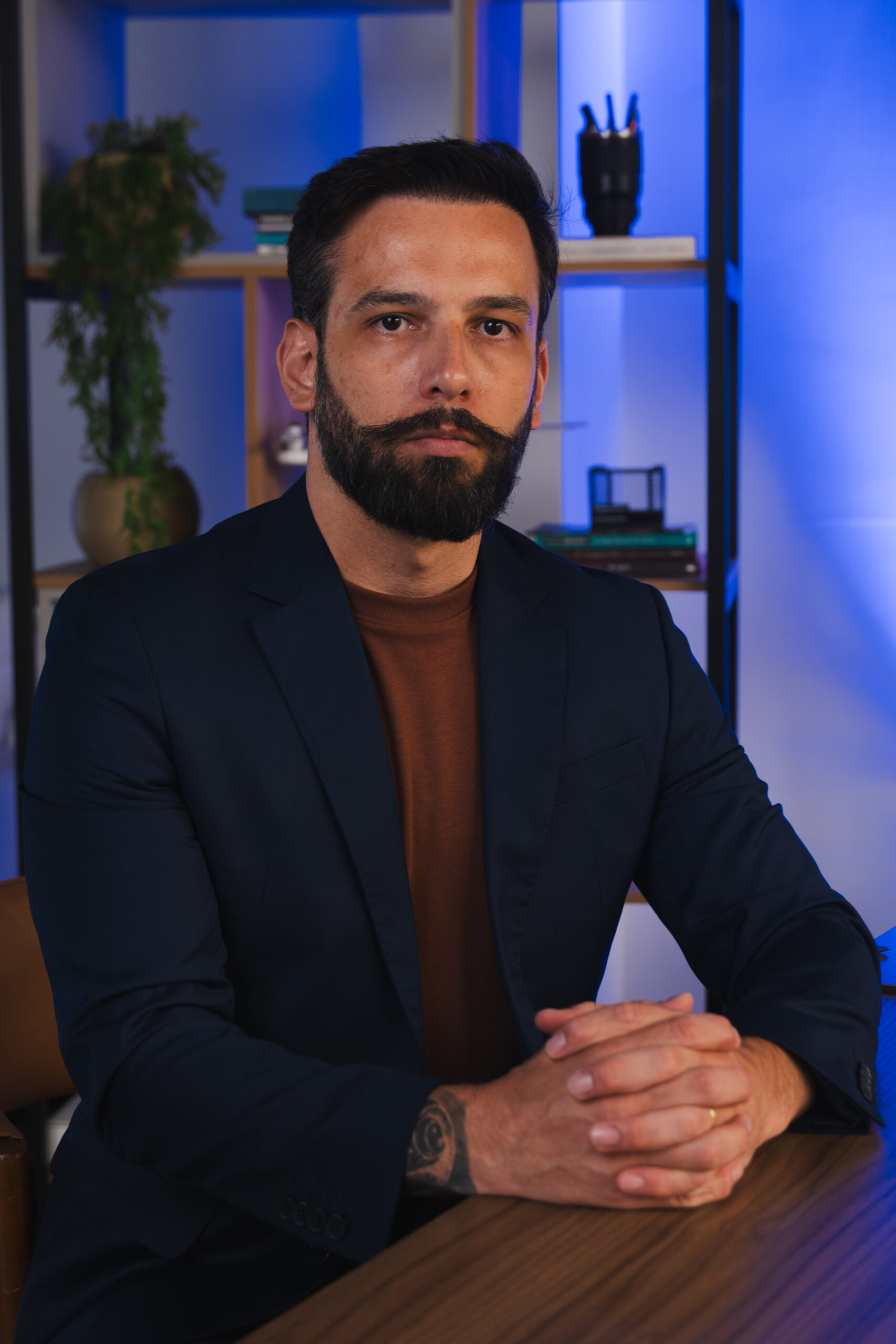 Dr. Oséias Farias, advogado trabalhista, em seu escritório em Curitiba/PR